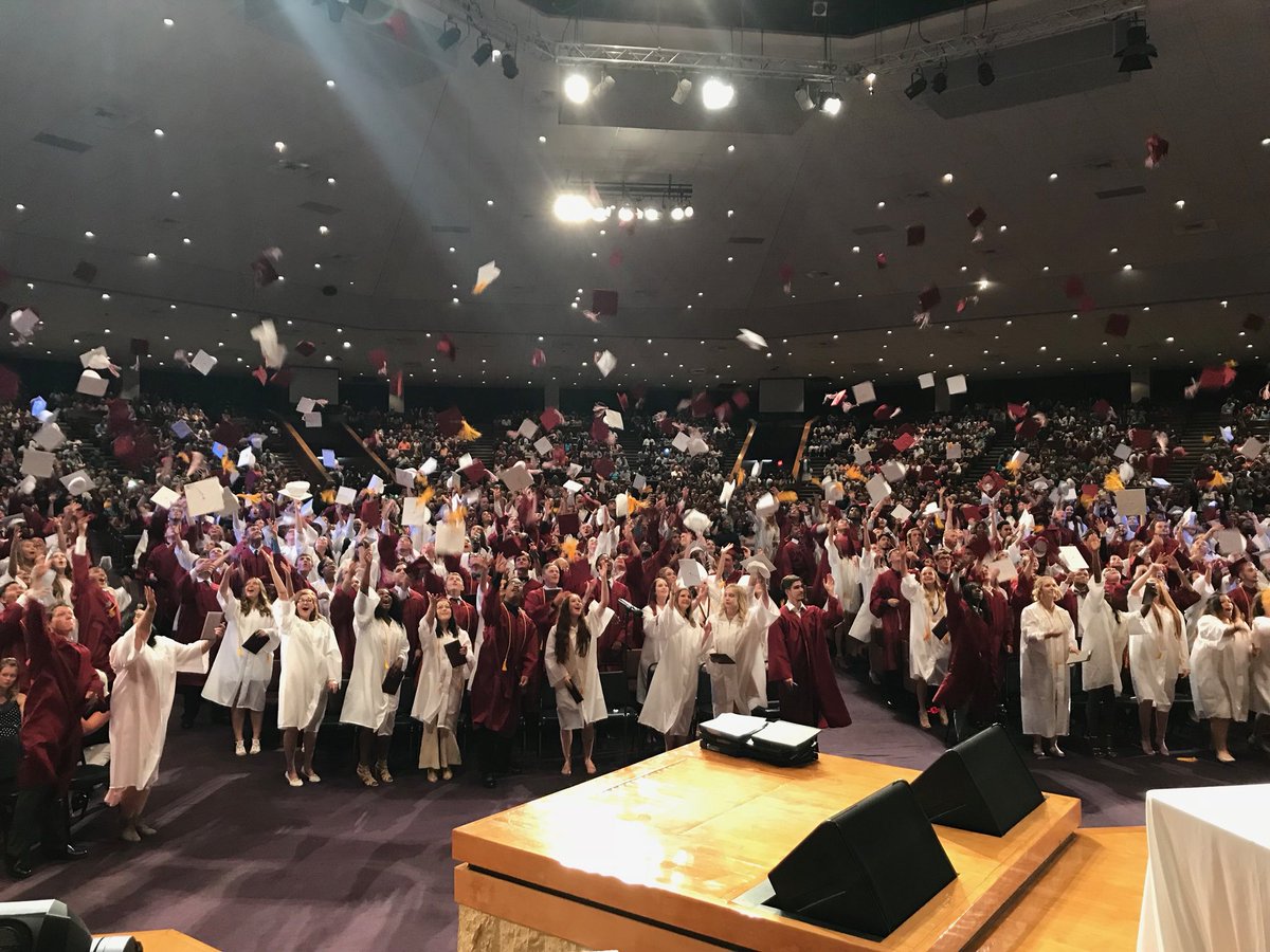 dburris_2470's tweet photo. Much love to all of my fellow classmates #2k18Graduation https://t.co/GbqGE65psG