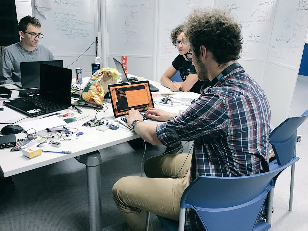 onepoint's tweet photo. H-13 avant la présentation des projets ! Après la phase de brainstorming, les élèves de l’@UTCompiegne, toujours accompagnés par nos experts @onepoint, sont plongés dans le code et le prototypage. #HackathonUTC https://t.co/3o7I3bfc5O