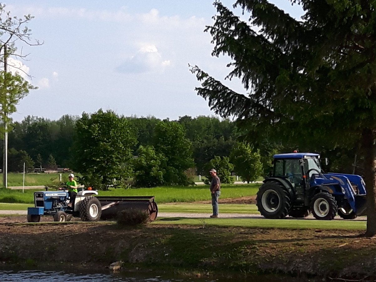 Lisa_ddj's tweet photo. #ohmer starting the next generation, Carrsons own tractor! ❤👌 https://t.co/cnMdhyXzlJ