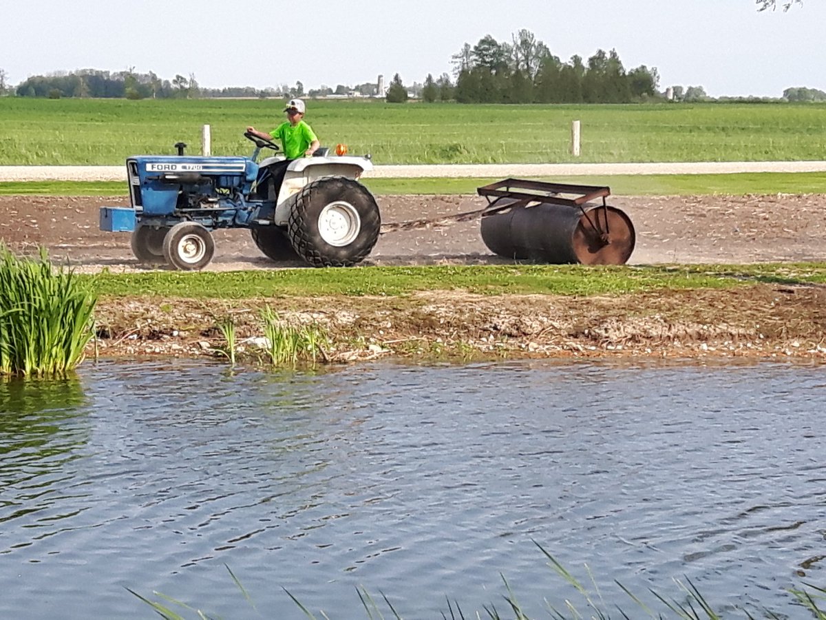 Lisa_ddj's tweet photo. #ohmer starting the next generation, Carrsons own tractor! ❤👌 https://t.co/cnMdhyXzlJ