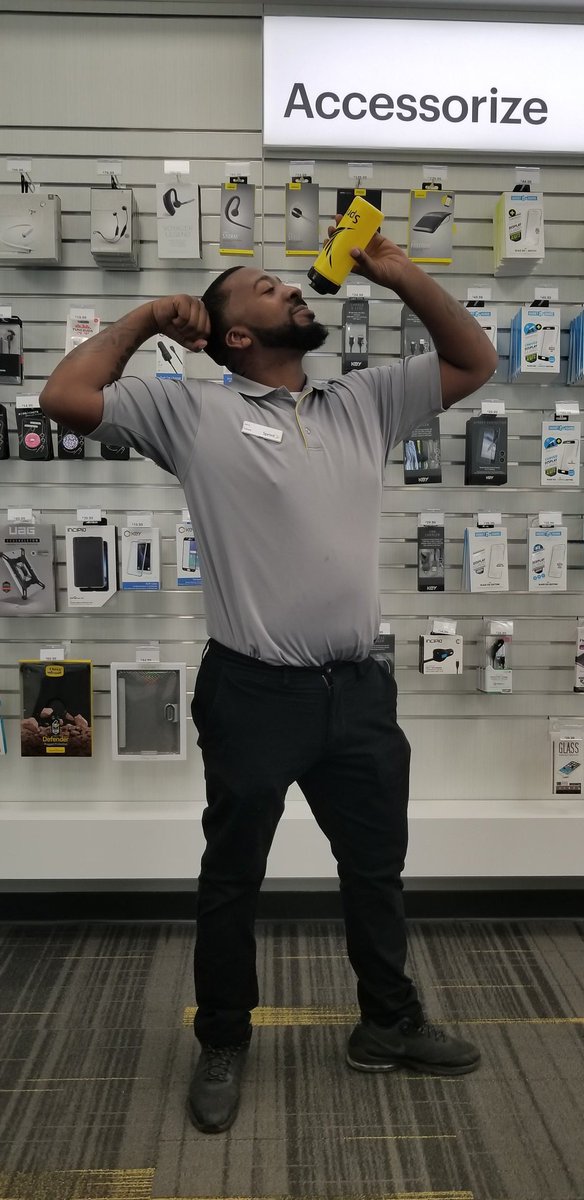 Brookfield_WC's tweet photo. We love to have fun at work, it's contagious! Meet Jeff; outside of wowing customers and his family duties he loves to game and shoot hoops in his free time! #sprint #wirelesschoice #brookfield #Milwaukee @sdykow01 @DKavelaris @asayegh26 @TheMoeSalah @isayegh21 @asalah1184 https://t.co/hj6K5AeAZ6