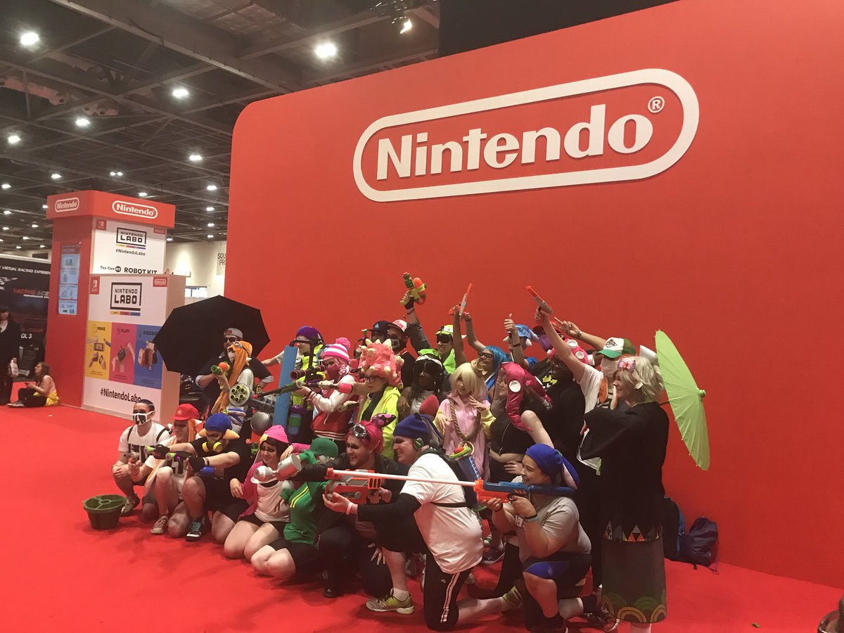 McF00tie's tweet photo. Amazing time @MCMComicCon  meeting loads of people from the @NintendoPlayUK community and playing in the tournament, my best moment will be stopping @PixelSquid_ @TailsMelv025 @SQUID_MULLAC @Inkling_Raven from KOing us in splatzones XD #heavysplatlingdeco #splatoon2 #1point https://t.co/7EudHmDeKQ