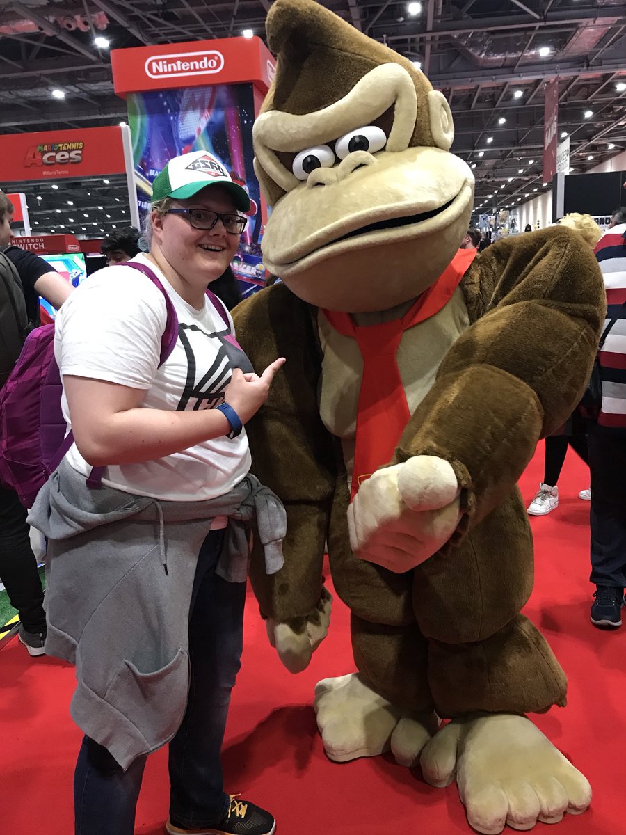 McF00tie's tweet photo. Amazing time @MCMComicCon  meeting loads of people from the @NintendoPlayUK community and playing in the tournament, my best moment will be stopping @PixelSquid_ @TailsMelv025 @SQUID_MULLAC @Inkling_Raven from KOing us in splatzones XD #heavysplatlingdeco #splatoon2 #1point https://t.co/7EudHmDeKQ