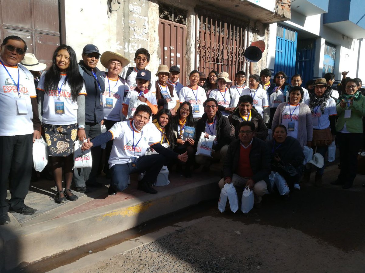Williamstc_17's tweet photo. Hoy las familias de la ciudad de Juliaca recibieron el Libro #ElPoderDeLaEperanza #ImpactoEsperanza #MLT #UPSur https://t.co/cIAnXmkzv6