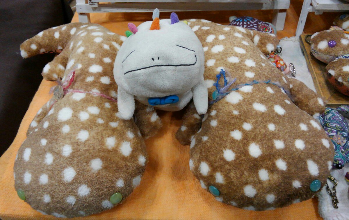 Pao Na Miu ロクロク星人という 六本木ヒルズのキャラクターを連れて歩いてる人がいて この子は社長さんらしくて蝶ネクタイしてます いいお顔でオオサンショウウオくんとコラボ それからテレビ東京の方が作品たちを撮ってくれているところを パチリ