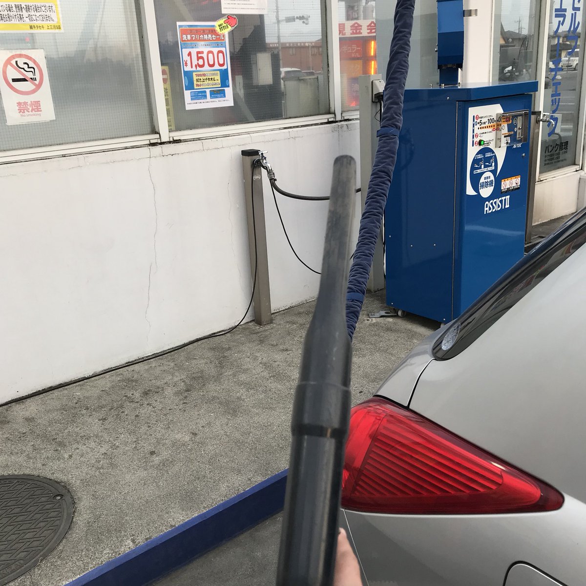 突撃レーザー Lineスタンプ販売中 Na Twitteru 昨日めちゃくちゃ車を掃除してた これは車 の中のゴミとか砂を吸い取ることができるノズルの長い掃除機 100円で5分動く 白目