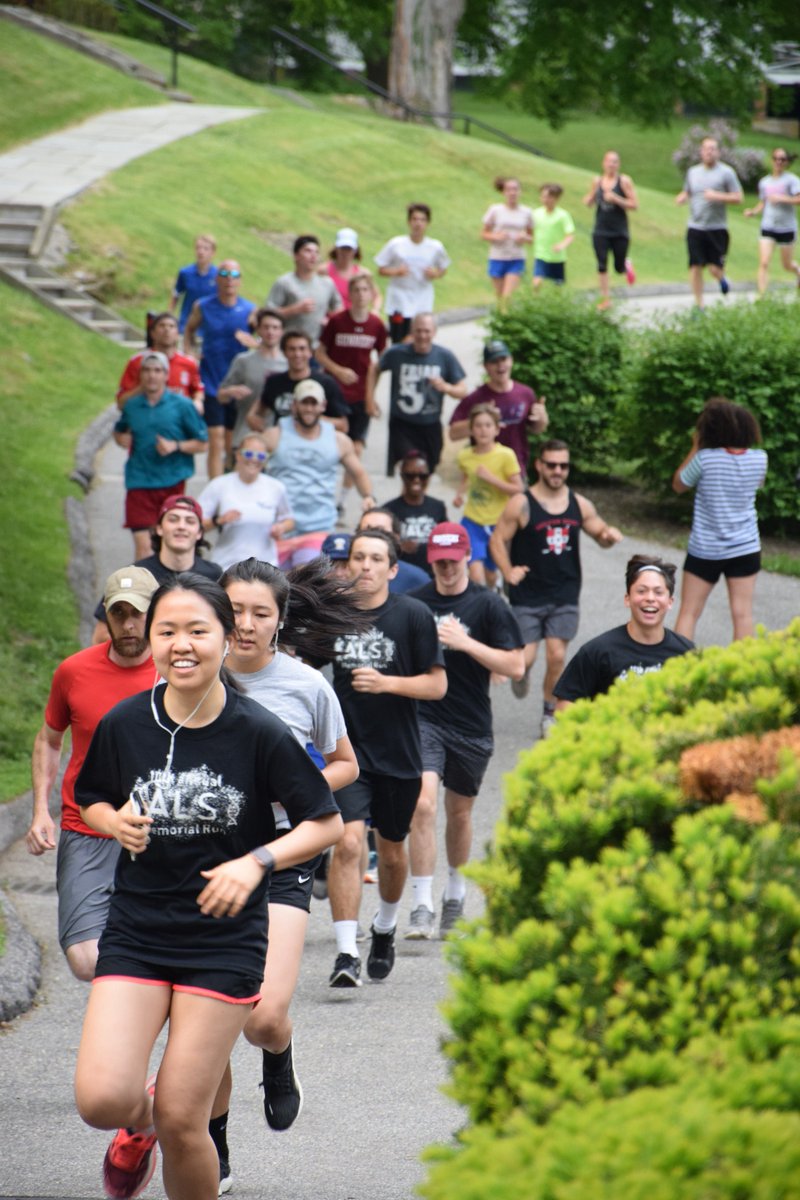 edsurjan's tweet photo. Great turnout for a great cause this afternoon: 10th Annual Gunnery ALS Memorial Run #gunngivesback #gogunn #gunncares #gunntraditions #gunnannualALSrun @TheGunnery1850 https://t.co/v9I2bsYC3B