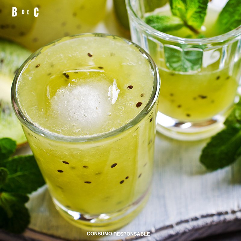 No hay como un kiwi al día para mantenerse chill y olvidarse del estrés. 😌🥝👌🏻

Mojito Exótico

1 oz. de Barro de Cobre
50 g. de pulpa de kiwi
¼ oz. de miel de agave
1 ramita de hierbabuena
Hielo