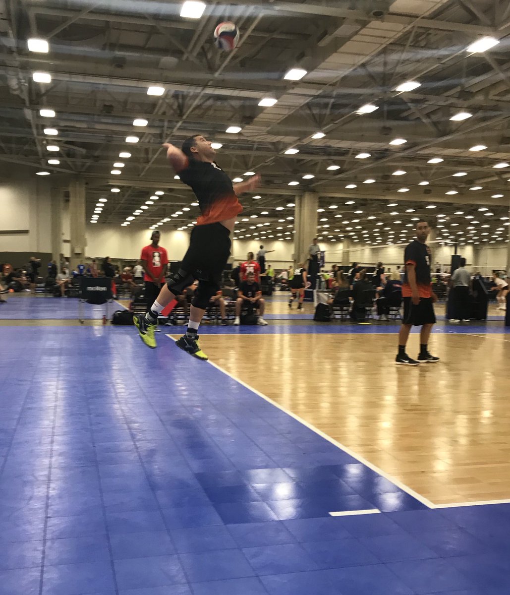 Erin_j_miller9's tweet photo. Been watching my #9 since high school! 😍😊 #dibson9 #USAVNationalchampionship #thecompoundtxk #playaboveaverage https://t.co/SQRwn4Lap6