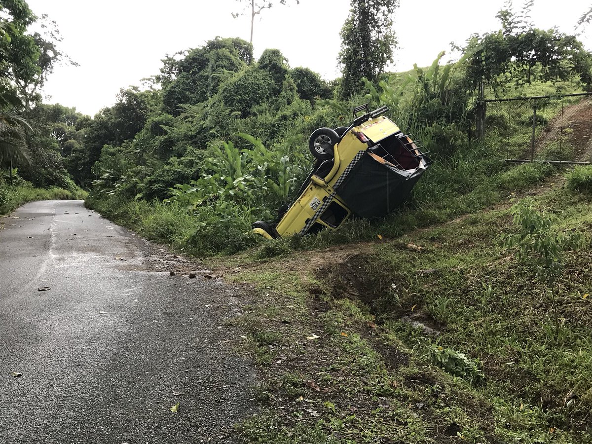 Vuelco de un taxi tipo pickup en Ojo de Agua, Bocas del Toro, deja 1 mujer herida que tuvo que ser trasladada al hospital de Almirante. El tránsito investiga las causas.