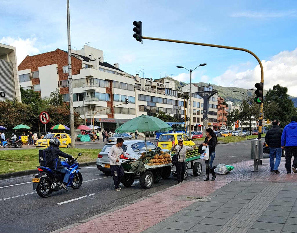 Este vendedor ambulante ocupaba UN carril completo de la Carrera 15 y no solamente impedía el paso por esta arteria, sino que obstaculizaba el cruce hacia la Calle 122.

A unos 50 m había unos policías. Les valió huevo. La indiferencia de las autoridades es el pan de cada día.
