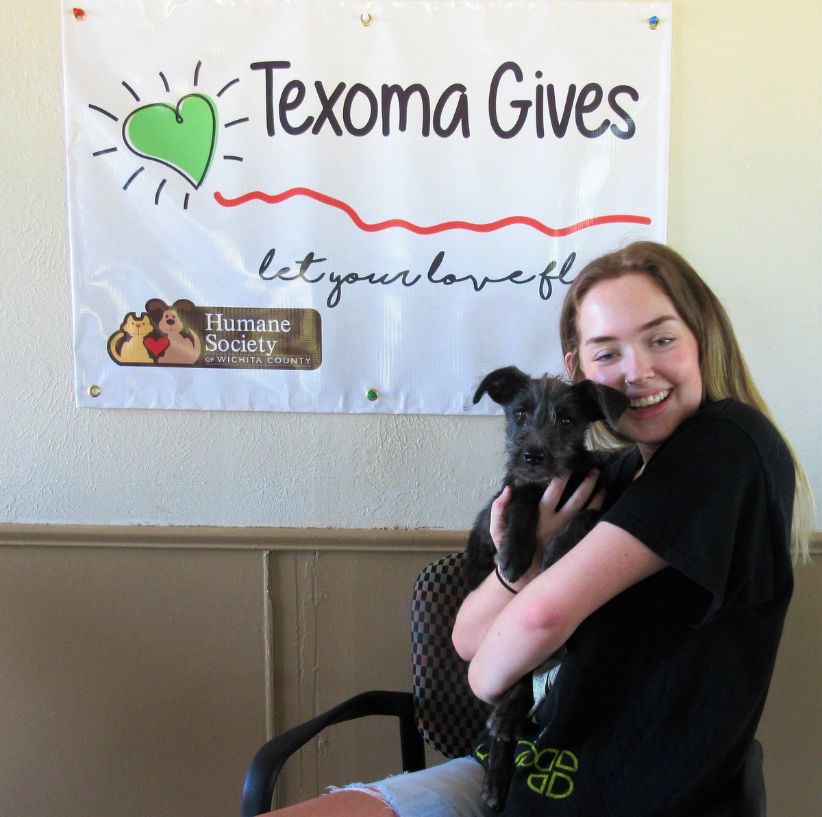 HSWC2014's tweet photo. Ren found her new best friend! 💚 #Texomagives #LetYourLoveFlow #Hswc #AdoptDontShop https://t.co/4mIdXjT3iX