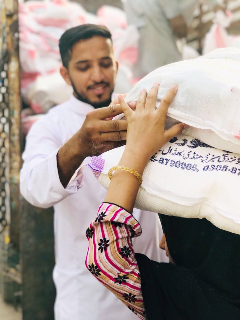 LuckyGhani's tweet photo. In past 10 days, we've been able to give hot meals to more than 19000 people around 9 different cities in Pakistan and have been able to give 1000 ration bags to deserving families. 

We still have loads to do. With your support we can do alot more. Donate whatever you can. ❤ https://t.co/IdJHO3mFdm