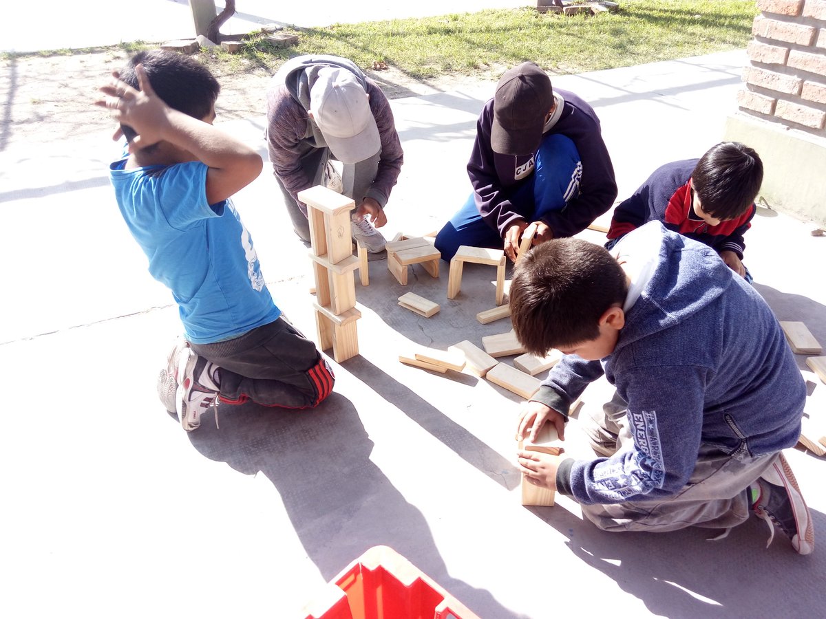 FabianMary6's tweet photo. Los mas grandes tambien juegan con la maderitas construyendo casa, torres mas altas, usando su imaginación, creatividad.... No dejan de ser niños  😊❤ No importa la edad tienen que hacer lo que mas les guste... 
Ajedrez 
Deportes
Juegos

"CAI N° 2 " HENSANCHANDO HORIZONTES" https://t.co/thKOoet1v1