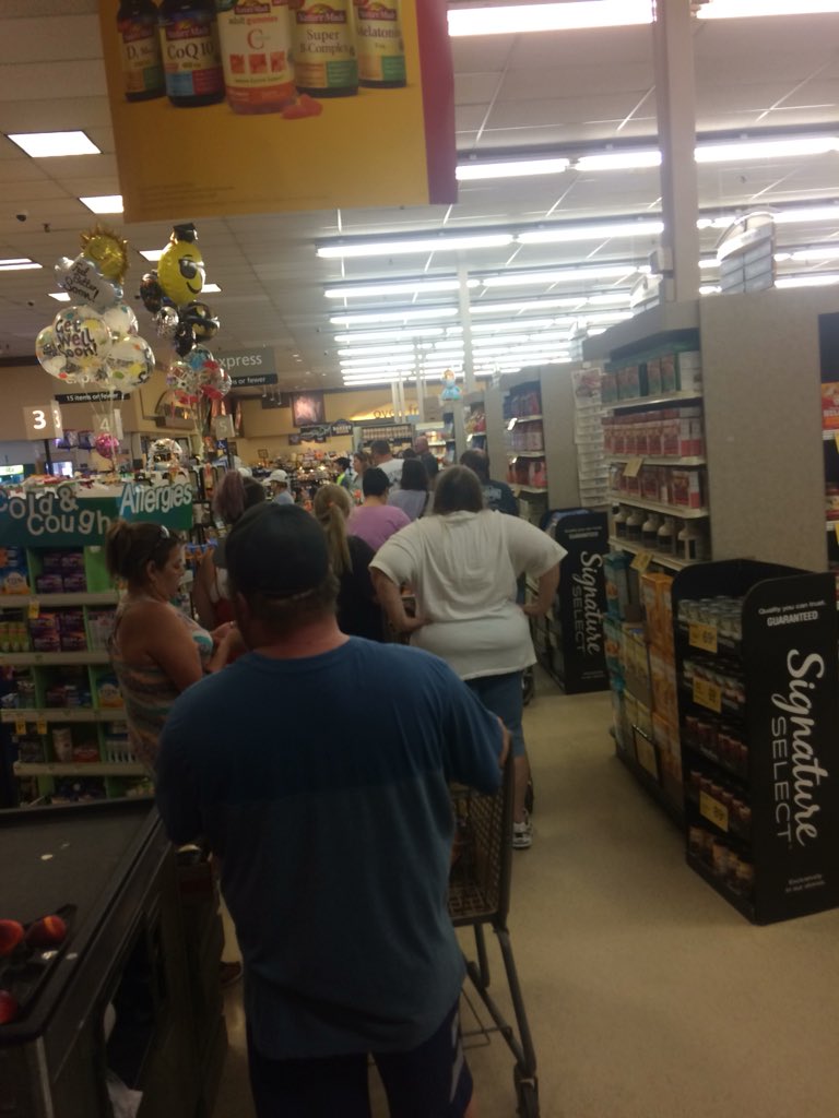 EmilyMurphy04's tweet photo. Guy in front of me said screw it. @Safeway https://t.co/7MrL1yIuMN