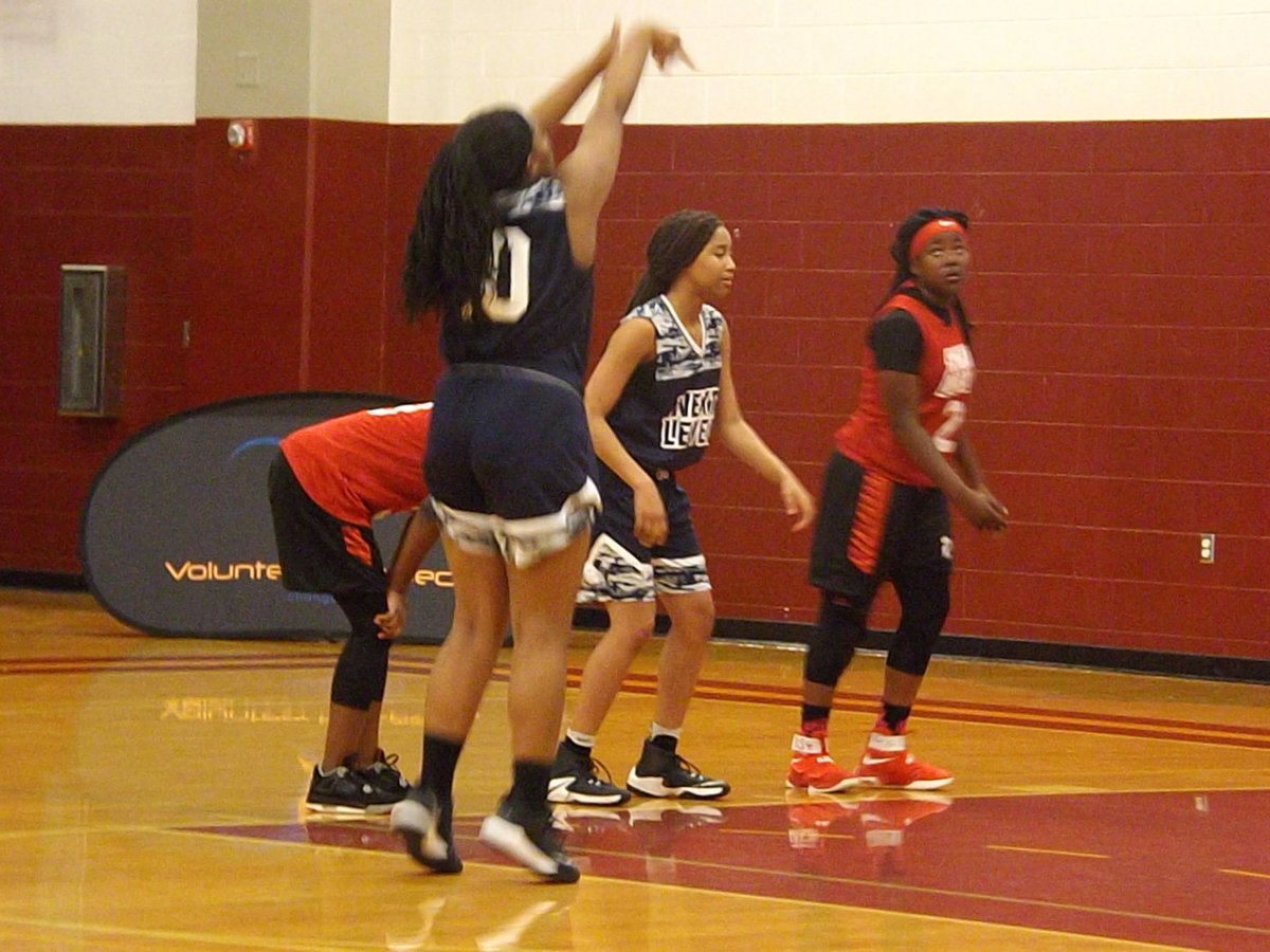 volspecs's tweet photo. 2022' 5'10 F Ziyah Garth (AL) is a legit all-around post; can run the floor, rebound, and see the floor.  Has 14 pts at the half.  a must see day 2 prospect. #vsi18 https://t.co/rY6j3lRUMQ
