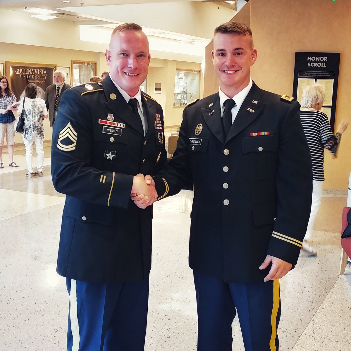 iowarecruiting1's tweet image. @NLTigerNation I was honored to be the #firstsalute for a Soldier that I enlisted out of New London High School 4 years ago.   Congrats 2LT Christianer on your graduation from @BuenaVistaUniv and your Commission as an Officer in The US Army! #nltigerpride #iowanationalguard 🇺🇸