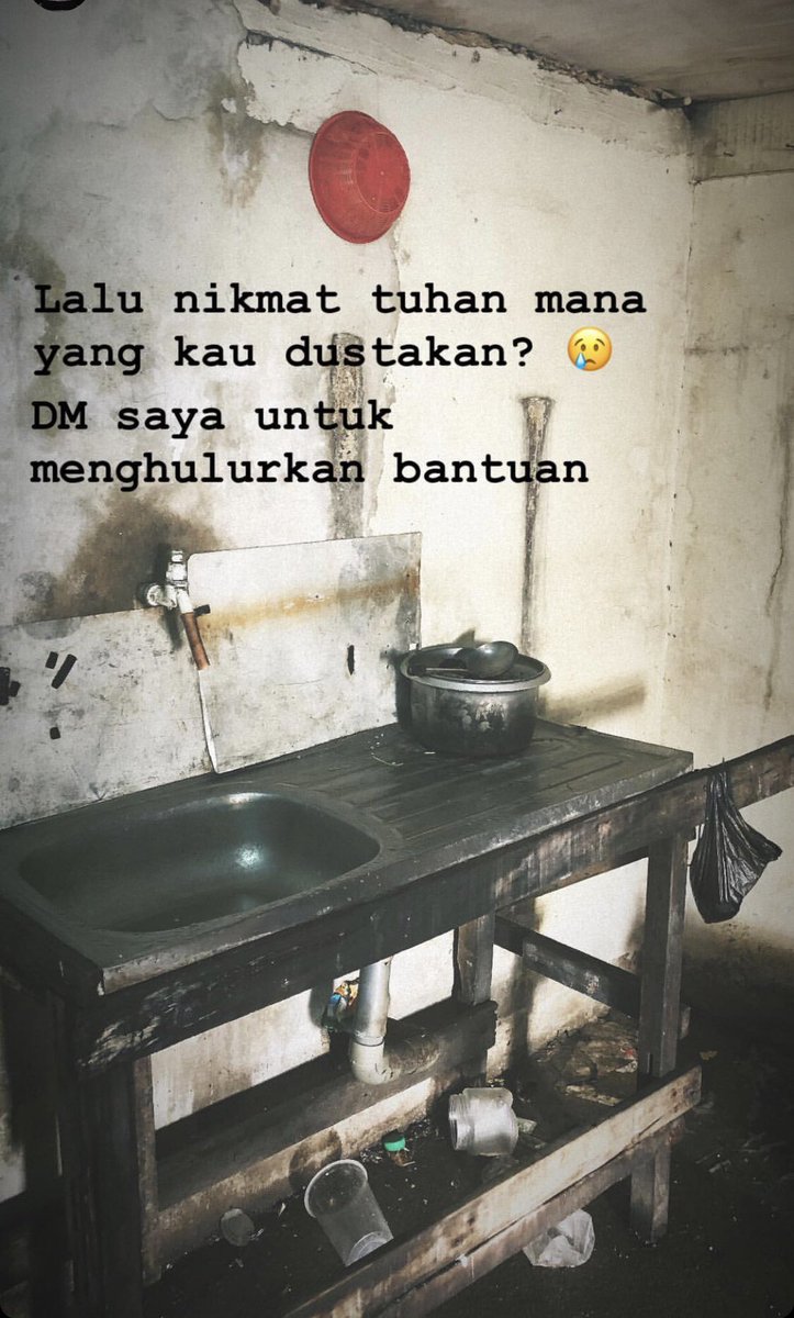 fshaffik's tweet photo. rumah ni adalah rumah yg buat aku rasa sebak bila masok tgok tiada apa dalam rumah..

bagaimana kalian makan?
bagaimana kalian minum?
nyenyak ke tido kalian?

bila aku rasa susah..sebenarnya byk lagi yg susah.. 😭 #kuching #semariang #jomukirsenyuman https://t.co/yzbfVllU3l