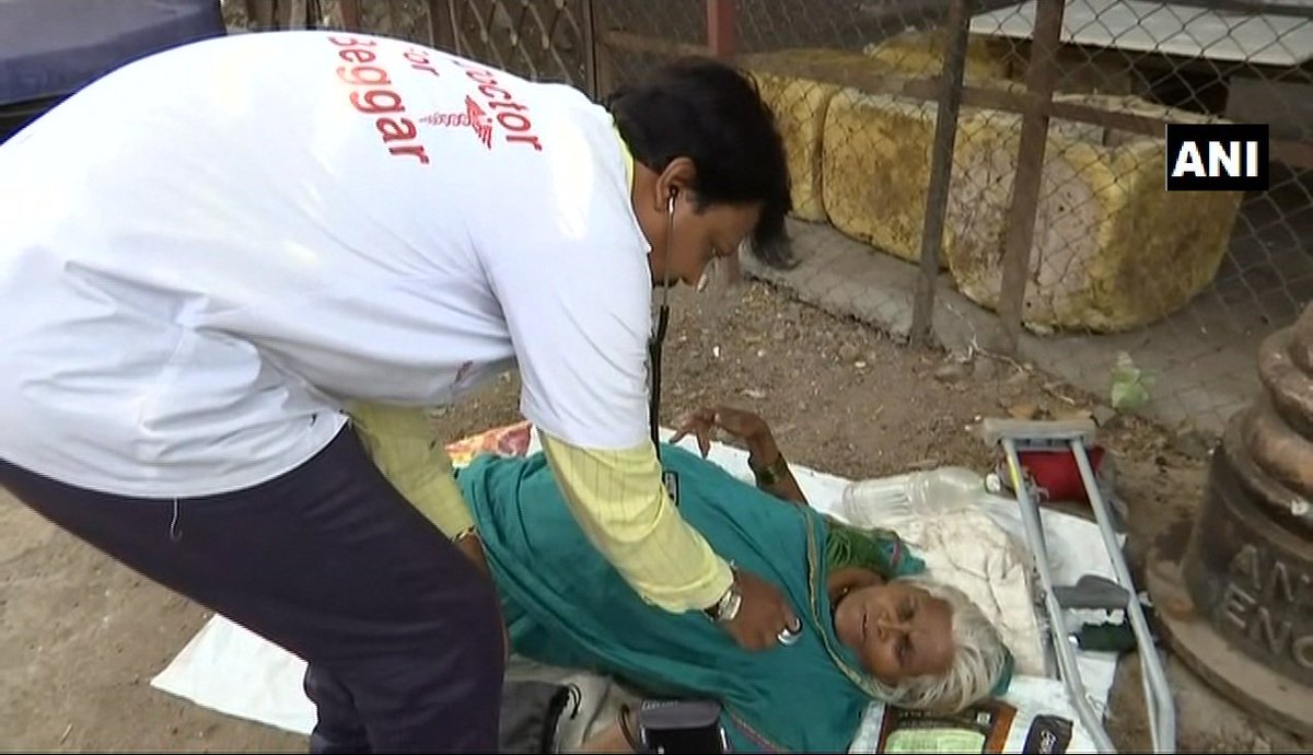 ANI's tweet photo. #Maharashtra: Pune based doctor treats beggers for free, says, 'this is my way of giving back to the society. While treating these people I build a rapport with them & then try to convince them to quit begging & do some kind of work. I also assure them of my support in all forms' https://t.co/kijFz0OFm5