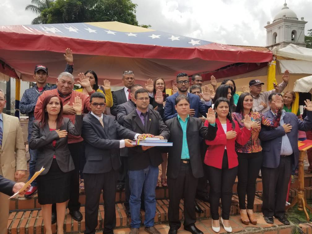 FMBABarinas's tweet photo. En Barinas, Realizado Acto De Juramentación Ante La Asamblea Nacional Constituyente (ANC) De Los Legisladores Electos Por El Pueblo Para Las Circunscripciones De Esta Entidad Federal https://t.co/8G1umMV8NS
