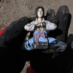 田植えしてたら？なぜか田んぼからNARUTOのサスケが出てきた!