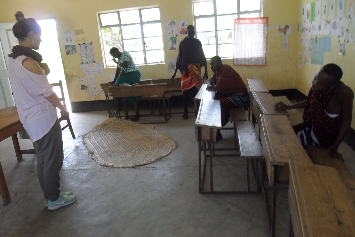 HOPEFOUNDATIO20's tweet photo. English language skills are increasingly in demand in Tanzania, where speaking English can help open the doors of opportunity to a bright future. Join CHF’s Teaching English Program to help Masai community . Many thanks for our volunteer Alessandara Pallanca for wonderful job https://t.co/0Qm4pLaaWW