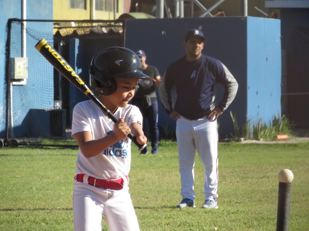 carlosjduarte's tweet photo. Hoy en mi primera visita a un campo de béisbol en Argentina 🇦🇷, recibí una gran lección y la capturé en estas imágenes que les quiero compartir. ¿De dónde es el niño? @9StarsAgent @artilespascual @FerAlvarez @arreazaortega por cierto fue hit la bola ⚾️ https://t.co/8dx3egLndE
