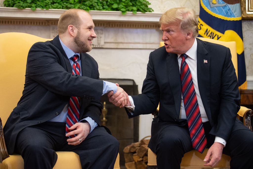CNNEE's tweet photo. Trump recibe a Josh Holt en la Casa Blanca
https://t.co/iB5WjaS1yH https://t.co/9kVUxshS9u
