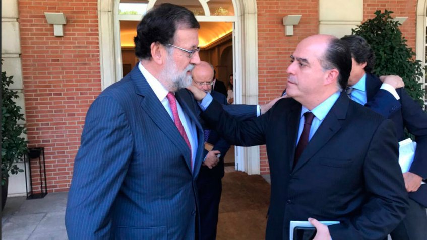 puchero344's tweet photo. Julio Borges se reunió con Tillerson. LO DESTITUYERON
Julio Borges se reunió con Kuczynski. RENUNCIÓ POR CORRUPTO.
Julio Borges se reunió con Rajoy. MOCIÓN DE CENSURA.
Donald Trump debe haber pedido que ni lo dejen aterrizar en Washington. https://t.co/Hat8OydtDj