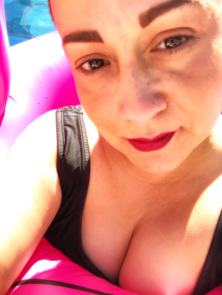 ElleRguez's tweet photo. Eyebrows and smackers π ONLY #PoolParty #weekendfun #frecklesout #realdeal #besttimeever #memorialdayweekend #memorialdayweekend2018 #girlstrip #girlstrip #wildweekend πΉπ₯₯π΄πΊπ https://t.co/sB0BszXCKt
