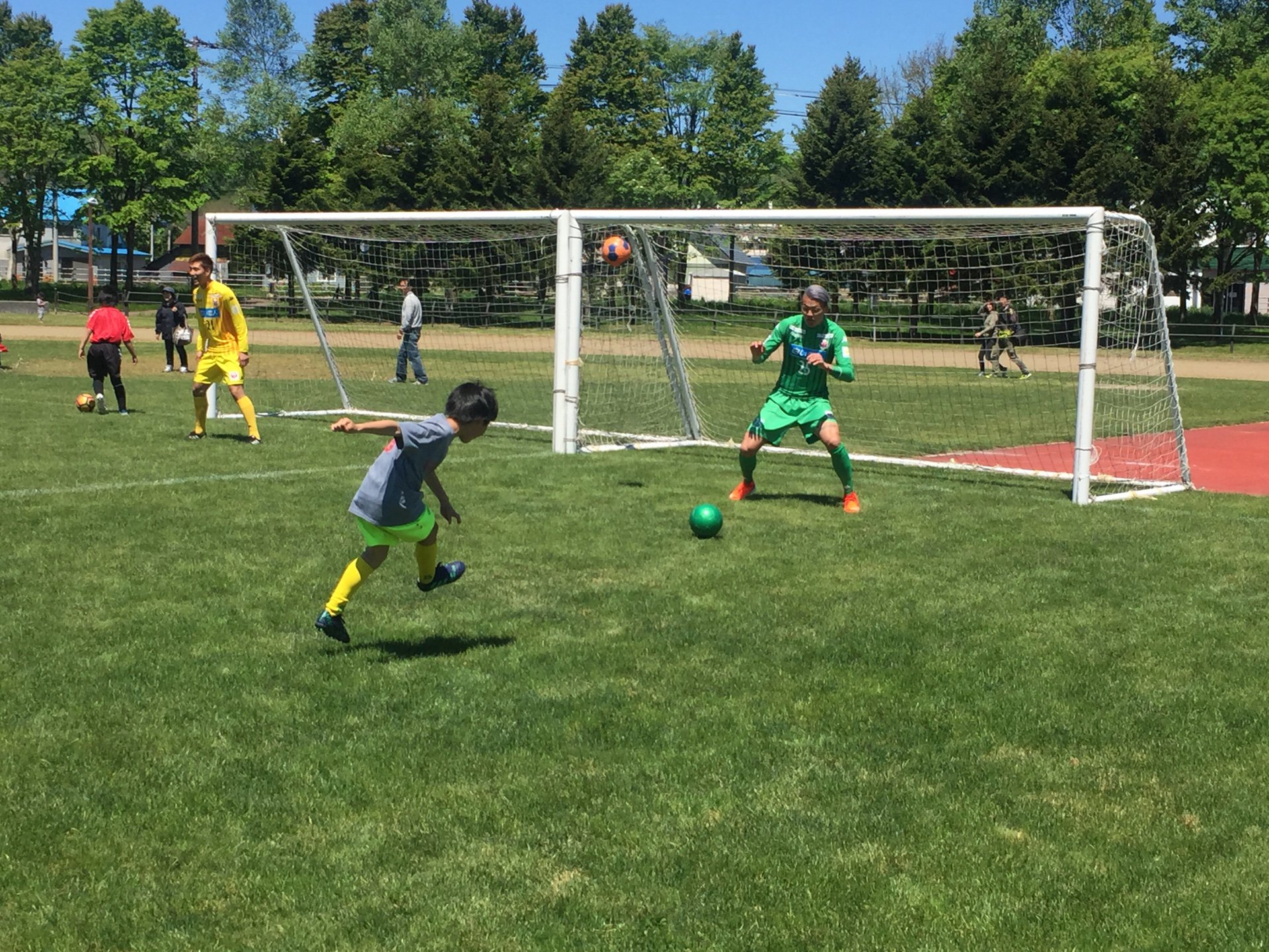 北海道コンサドーレ札幌公式 三笠教育委員会主催サッカー教室では ちびっ子サッカー選手のシュートをソンユンがことごとくストップ Consadole コンサドーレ 18コンサドーレ地域交流 三笠 T Co 8jit5ovght Twitter