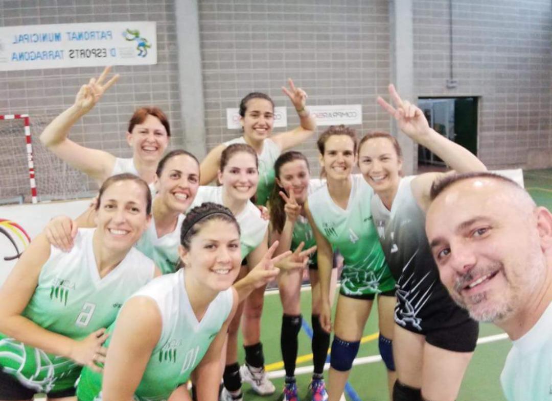 Asfevolei's tweet photo. El sènior A guanya les semis 3-0 de 3a cat! Avui a les 12 es juguen la lliga vs @cvspsp a Tarragona! Amunt noies! @VoleiCatala @Asfevolei https://t.co/qiWB0IRpUd