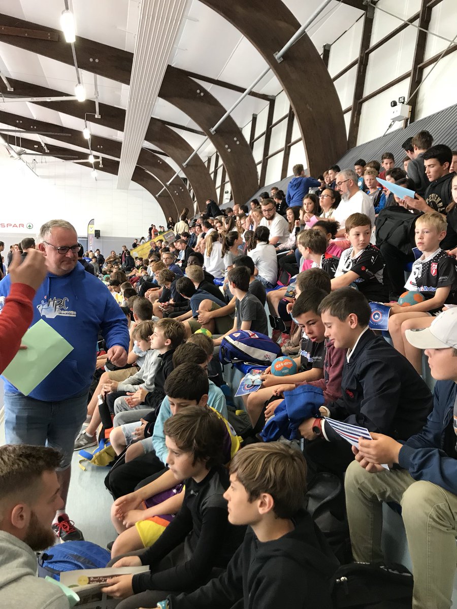 HandballOrvault's tweet photo. La deuxième journée va bientôt débuter 😃

36 équipes attendues aujourd’hui alors forcément ça fait un peu de monde ☺️ 

#WePlayHandball https://t.co/IAGeREUKEH