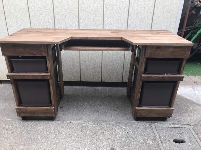 パソコンデスク完成したー
憧れの変形天板と引き出し式キーボードトレイに収納つき。 