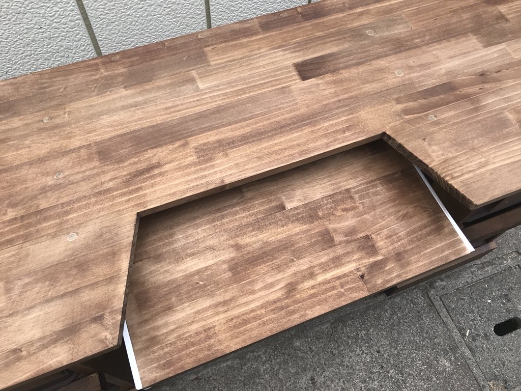 パソコンデスク完成したー
憧れの変形天板と引き出し式キーボードトレイに収納つき。 