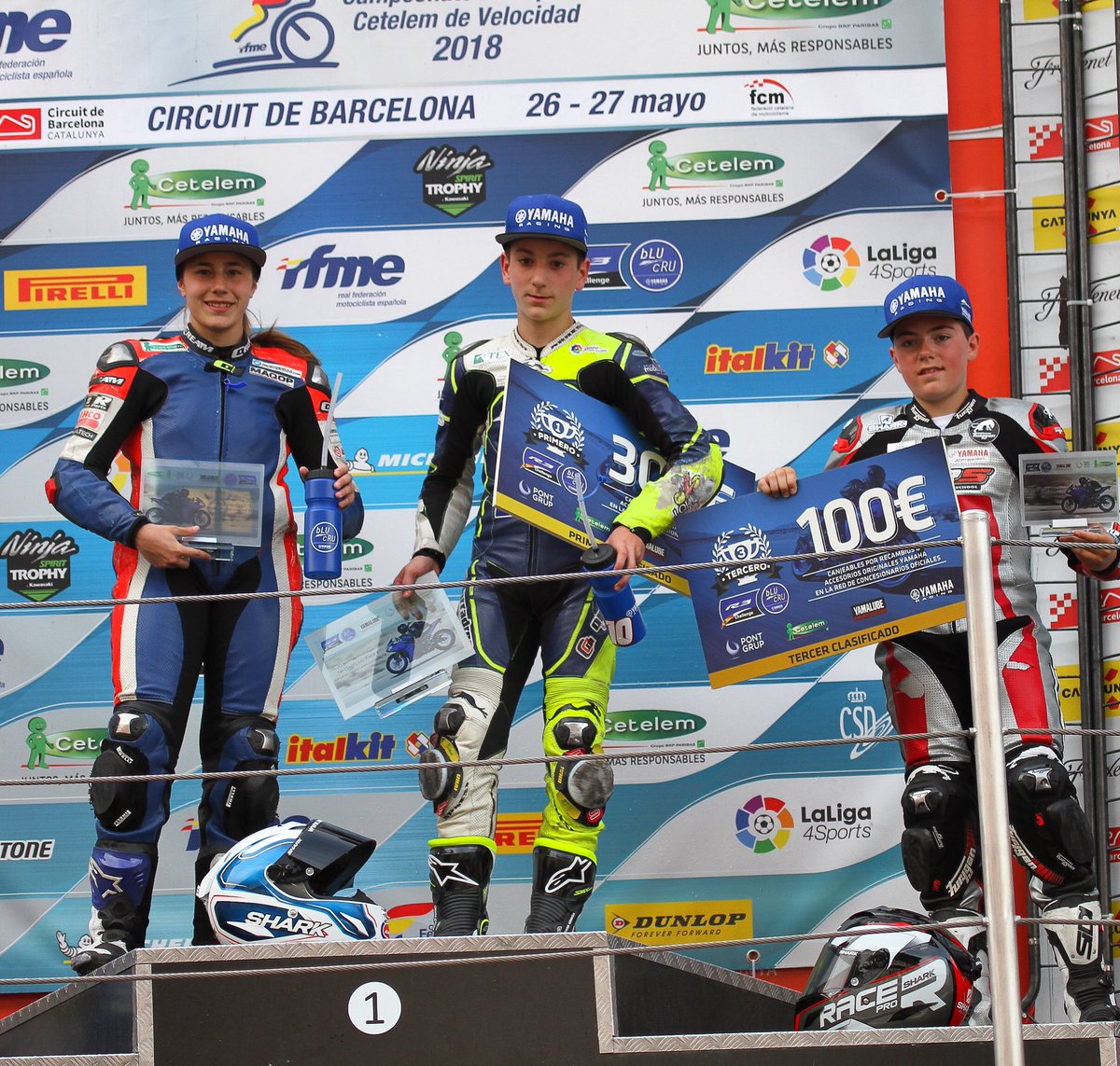 yamahar1cup's tweet photo. Unai Orradre vence en la primera carrera del fin de semana en @Circuitcat_es acompañado en el podio por @BEATRIZNEILA36 y Cauchi Ludovic 
RACE 2 🏁 13h @rfme_cev #yamahar3blucruchallenge 🇪🇸 https://t.co/TLYoKMD2l1