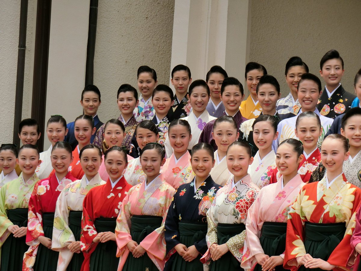 なつみ U Tvitteri 宝塚音楽学校104期 本科生すみれ募金 集合写真 宝塚音楽学校 すみれ売り 104期 なつみ U Tvitteri 宝塚音楽学校104期 本科生すみれ募金 集合写真 宝塚音楽学校 すみれ売り 104期