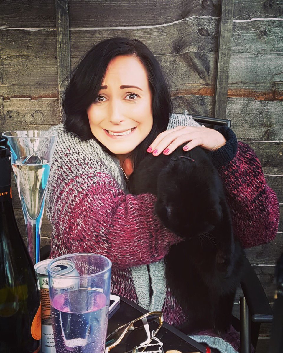 pollymorg's tweet image. #idontlikecats #exceptthisone #thatwasclearlytryingtogetaway 😆