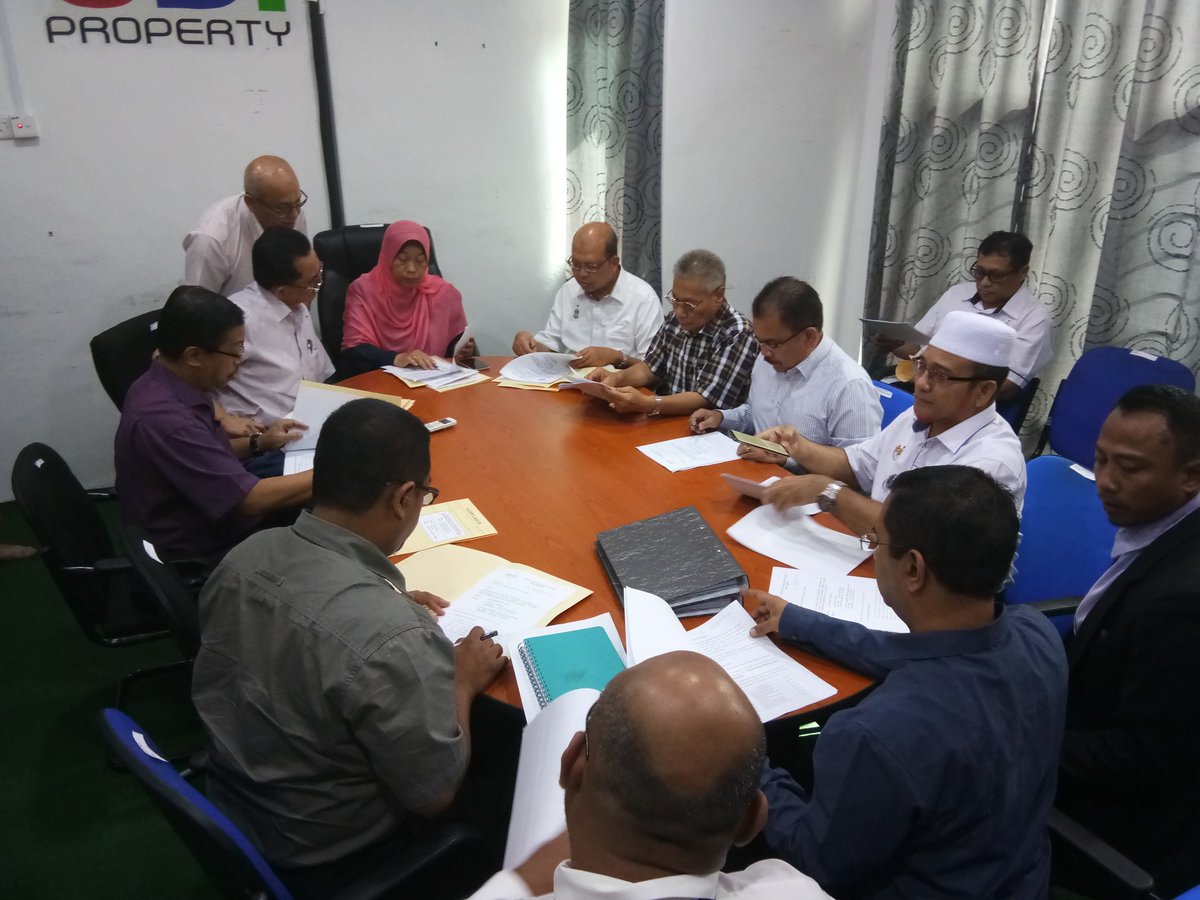 perumahanJPN's tweet photo. Mesyuarat &amp; Lawatan Kerja YBM KPKT @ybz99 ke Jawi P.Pinang menyelesaikan isu rakyat @kp_perumahan https://t.co/V2uEwL6UlD