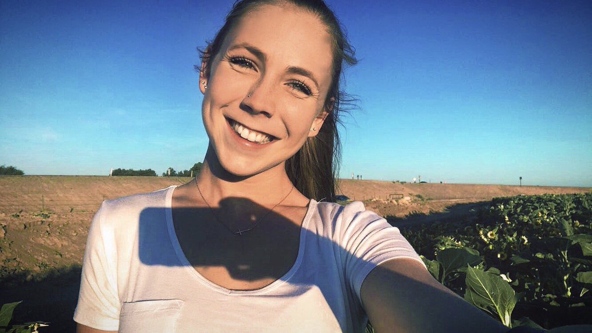 CamiSeaman's tweet photo. Wishing the background was the beach, but the sunflower fields will have to do ❣️ #FaveFlower https://t.co/qBN8iPbQuE