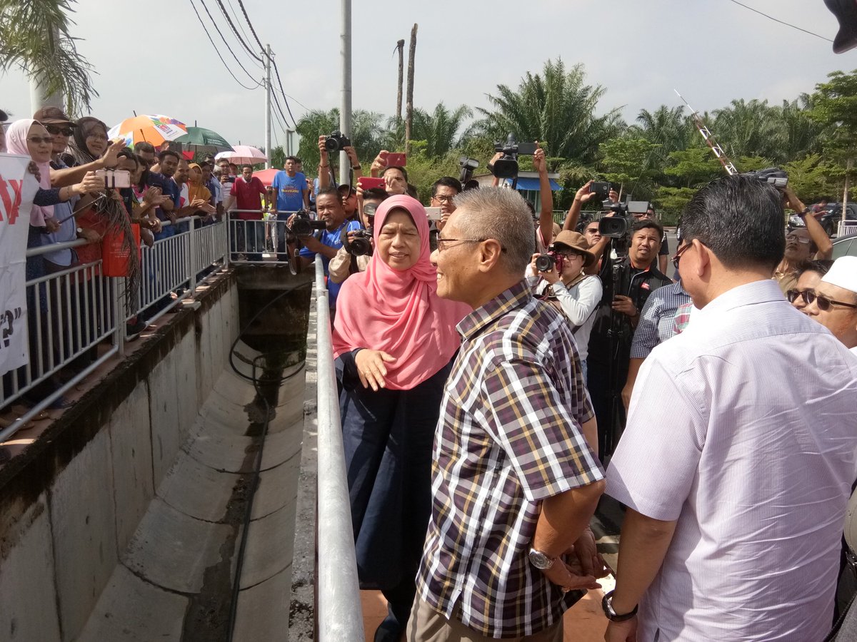 perumahanJPN's tweet photo. Mesyuarat &amp; Lawatan Kerja YBM KPKT @ybz99 ke Jawi P.Pinang menyelesaikan isu rakyat @kp_perumahan https://t.co/V2uEwL6UlD