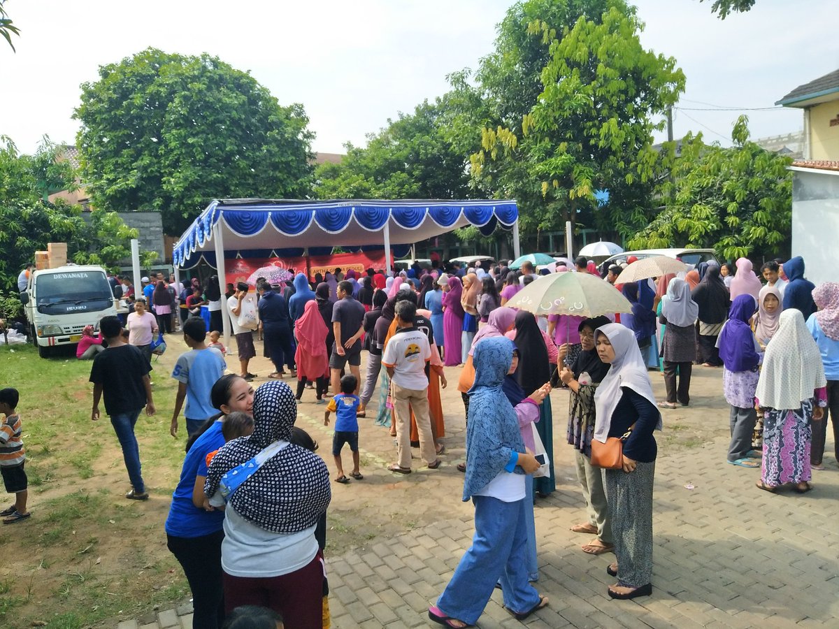 JokoSun10926102's tweet photo. Pasar murah Cijantung 
#agppasarmurah
#PasarMurahAGP
#AGPeduli
#Pasarmurah 
@agpeduli
@tamblingwildlife 
@agnezmo
@Tambling
@danatelpratama1 
@NurudinNurudin5 
@LinaWong09 
@Nurmantyo_Gatot 
@Ganef15 https://t.co/JrNroiO9Ex