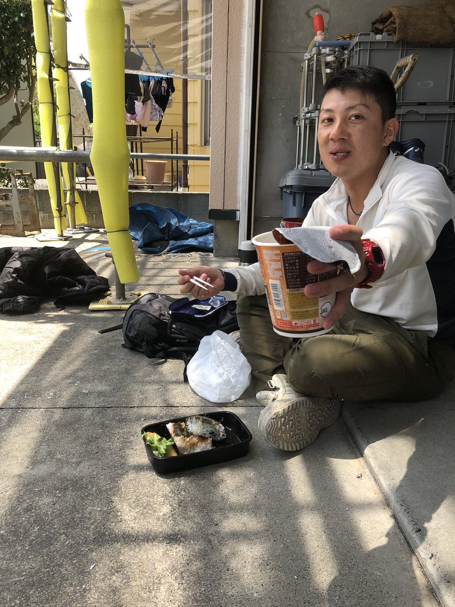 Sagara5275's tweet photo. 夏バテで最近食えないだよって言いながらもでかい弁当におにぎり１個とカップラーメン食ってるし！w https://t.co/ZV0HhJKD5g