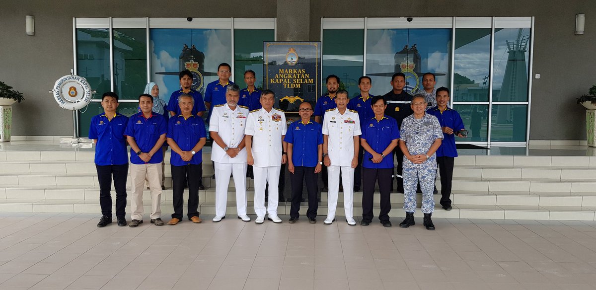 RoslanMdTaha's tweet photo. 26.5.18 Selain melihat kerja2 naiktaraf &amp; selenggara @JKRMalaysia di Pangkalan TLDM Teluk Sepanggar Kota Kinabalu Sabah, turut diadakan perbincangan &amp; perancangan program2 infra TLDM seterusnya bersama Tan Sri Panglima @tldm_rasmi @mykamarul Tq TS for the warm hospitality https://t.co/2wWRFmMcDN