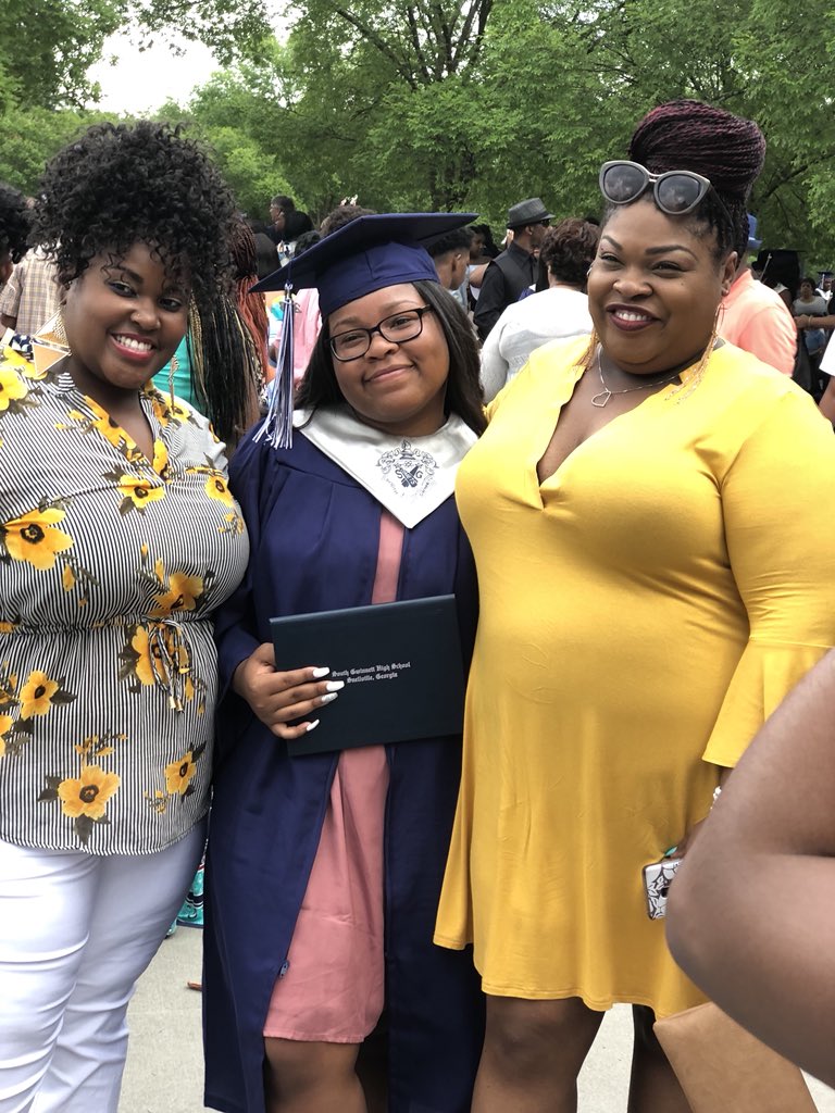 babycheeee's tweet photo. Been a rough ass senior year but I MADE IT!!ππ€ͺ Thanks to everybody who supported me through out everythingππ Canβt wait to see where I go nextπ© BUT Shoutout to everybody, I had funnnnnπ€ͺπ€ͺπ©π½βπ #ClassOf2018 #2k18Graduation https://t.co/RLBKNy5GKg