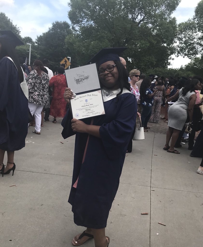 babycheeee's tweet photo. Been a rough ass senior year but I MADE IT!!ππ€ͺ Thanks to everybody who supported me through out everythingππ Canβt wait to see where I go nextπ© BUT Shoutout to everybody, I had funnnnnπ€ͺπ€ͺπ©π½βπ #ClassOf2018 #2k18Graduation https://t.co/RLBKNy5GKg