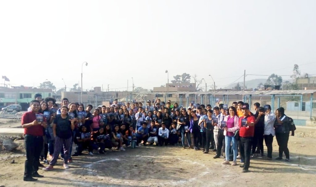 UPeUOficial's tweet photo. #ImpactoEsperanza #UPeU Docentes y estudiantes de la Facultad de Ingeniería y Arquitectura llevan #ElPoderDeLaEperanza a pobladores de Huaycan... #TomaTuLibro y #VuelveAVivir 📘🙏 https://t.co/tNBt265Twx