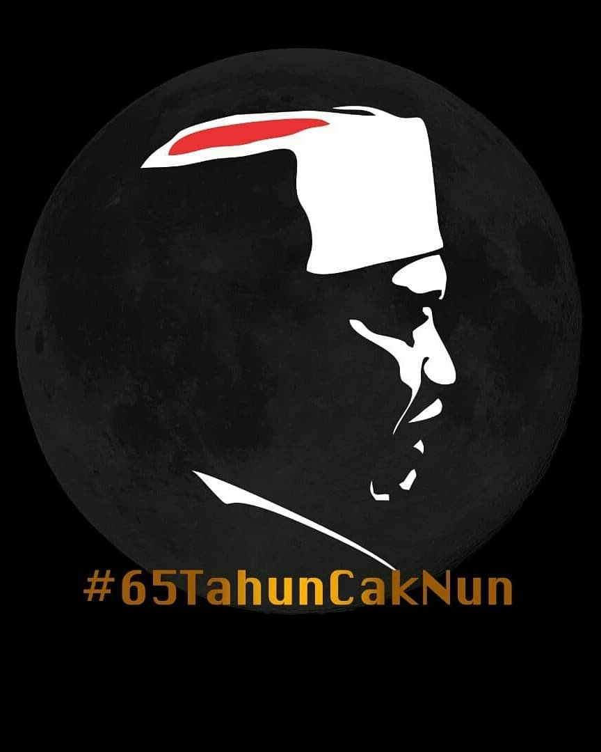 Kiai tanpa sorban, 
Dai tanpa mimbar, 
Mursyid tanpa tarekat, 
Sarjana tanpa wisuda, 
Guru tanpa sekolahan.
Barakalloh fii umrik mbah nun.

Sehat terus nggih mbah, berkah manfaat dunyo akhirat.. Aamiin 🙂

#65TAHUNCAKNUN