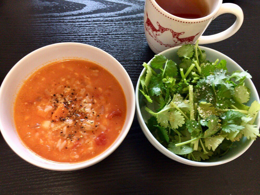 今日のお昼

先日のミネストローネをリゾットにしました♪あとはオニオンパクチーサラダ。ごま油とクレイジーソルトだけでモリモリ食べました(*⁰▿⁰*)