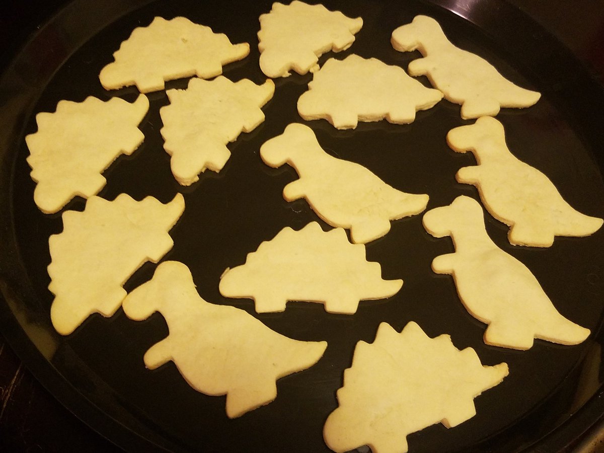 Seabrahamsons's tweet photo. Late night baking... #BirthdayPartyPrep https://t.co/AFcvVCme6k